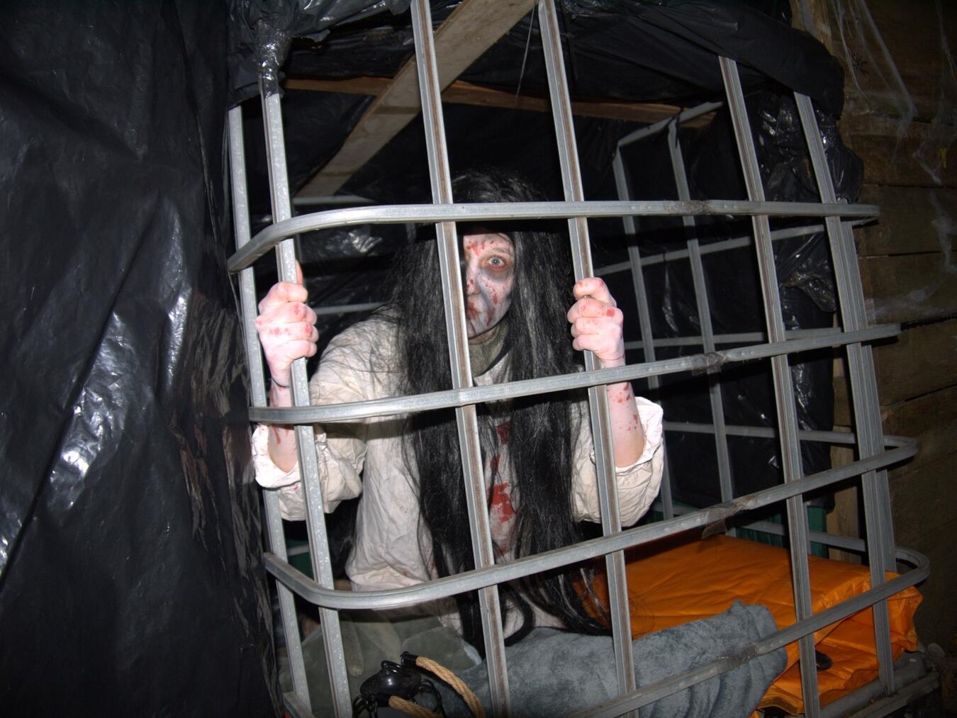 Eine Darstellerin sorgt hinter Gittern im Horror-Parcours für gruselige Momente. Foto: privat
