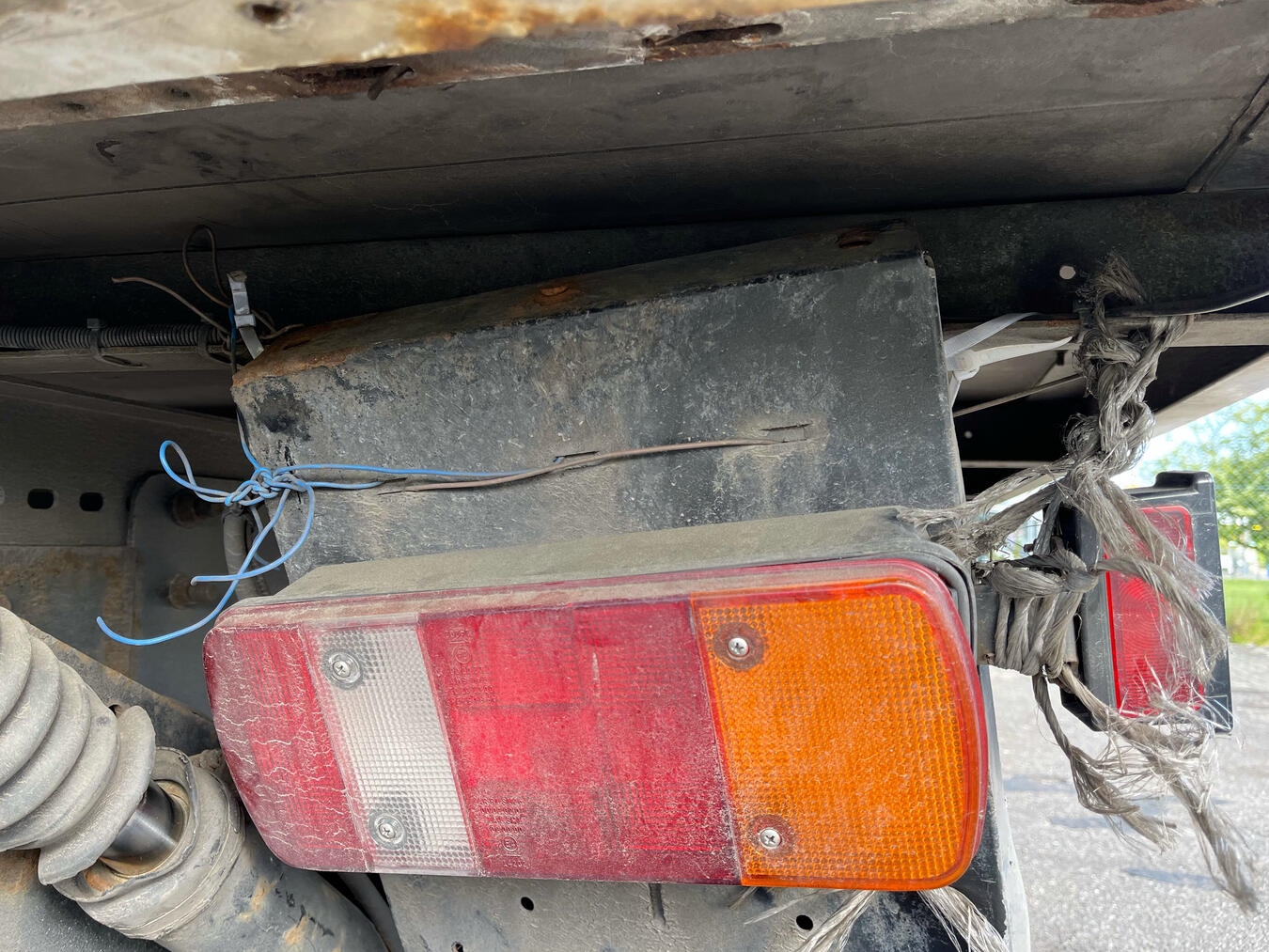 Eine defekte Beleuchtung und eine lose rechte Rückleuchte führten dazu, dass Mitarbeiter des Verkehrsdienstes der Klever Polizei am vergangenen Freitag einen vor ihnen auf dem Oraniendeich in Kleve fahrenden LKW einer näheren Kontrolle unterzogen. Foto: Polizei