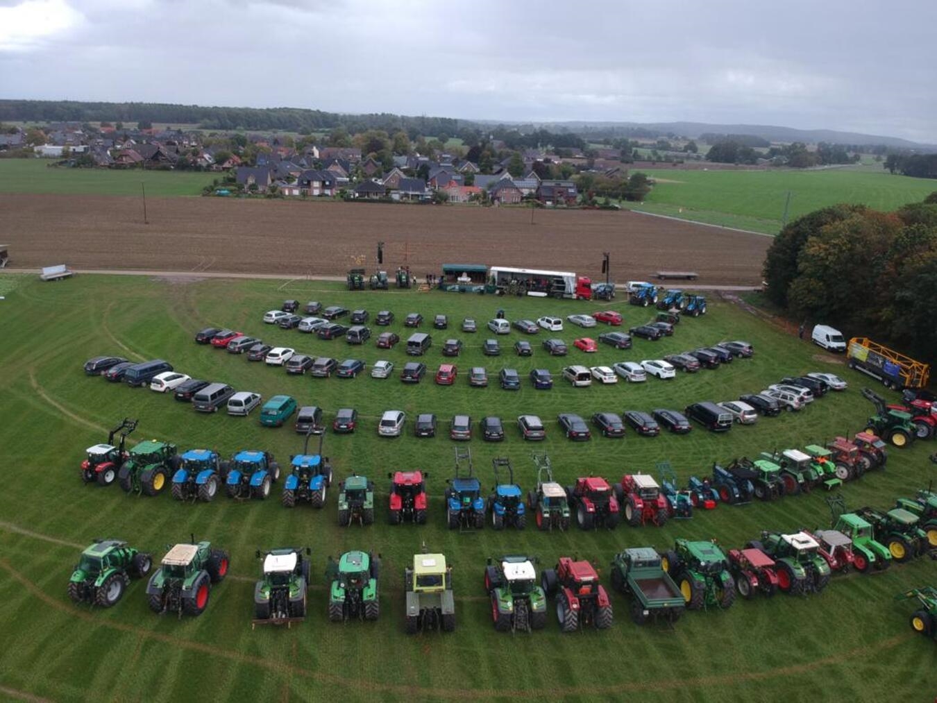 Eine Drohnenaufnahme vom letzten Fahrzeuggottesdienst in Sonsbeck. Foto: KLJB