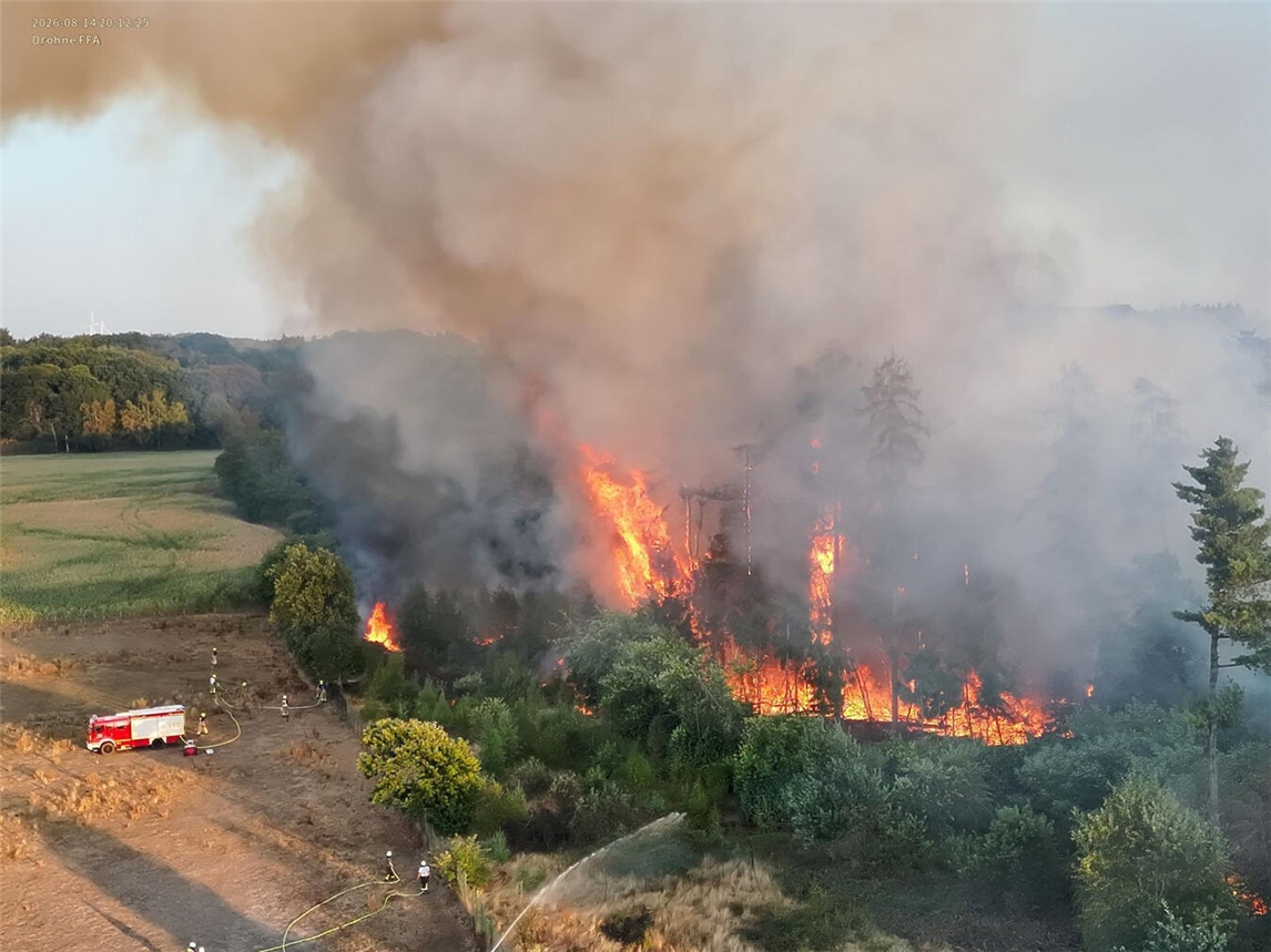 "Drohnenaufnahme Waldbrand bei Nacht, Feuerwehr Sonsbeck im Einsatz"