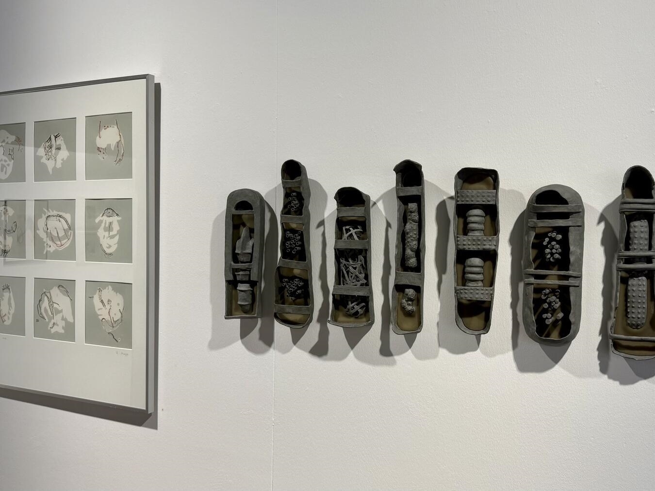 Eine Drucktechnik und verschiedene Objekte aus gebranntem Ton präsentiert Renate Krupp im Dreigiebelhaus in Xanten. NN-Foto: SP