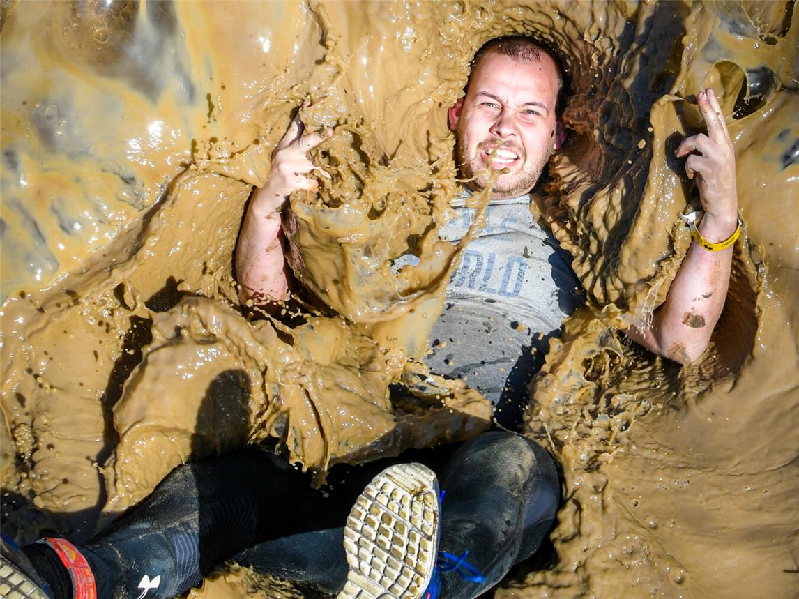 Eine echte Schlammschlacht können Teilnehmer auch beim Mud Masters-Event auf dem Flughafen Weeze im September erleben. Foto: Registered Sign Rob van Eerden
