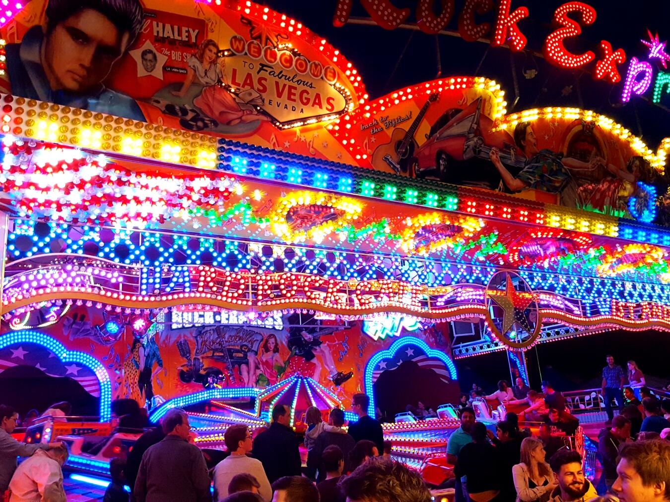 Eine feste Größe auf der Reeser Kirmes: Der „Rock Express“ gehört zu den traditionsreichsten Fahrgeschäften auf dem Volksfest am Rhein. NN-Foto: Michael Bühs