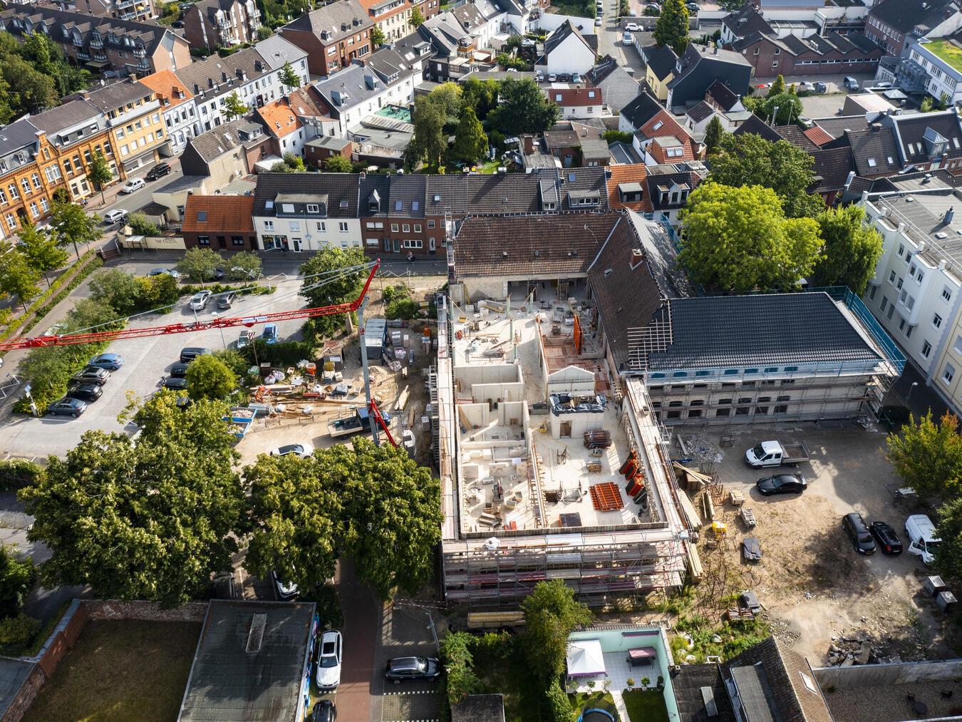 Eine frühere Luftaufnahme aus dem Vorjahr von den Arbeiten an der Michael-Schule mit der Hülser-Kloster-Straße im Hintergrund. Rechts im Bild die Schulhoffläche, wo der Eisspeicher unter der Oberfläche eingebaut werden wird.Foto: Stadt Geldern/Seybert