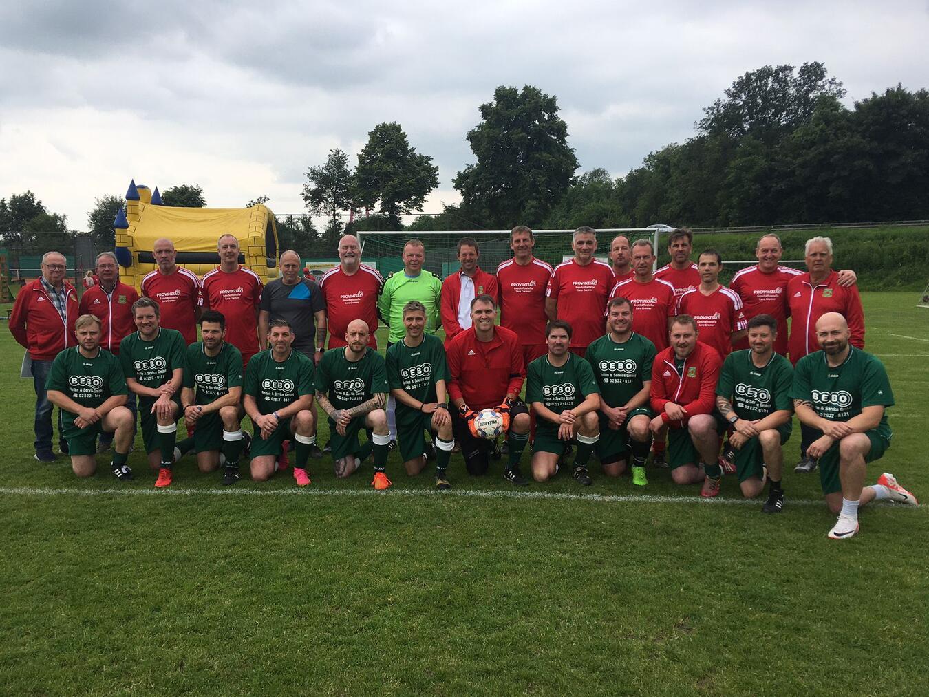 Eine Fußball-Partie zum Jubiläum: die beiden Teams „Alt“ und „Noch-nicht-so-ganz-Alt“. Foto: privat