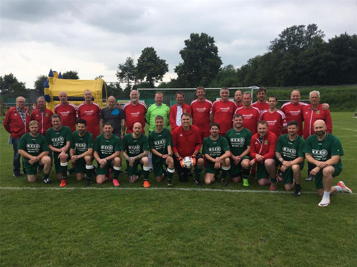 Eine Fußball-Partie zum Jubiläum: die beiden Teams „Alt“ und „Noch-nicht-so-ganz-Alt“. Foto: privat