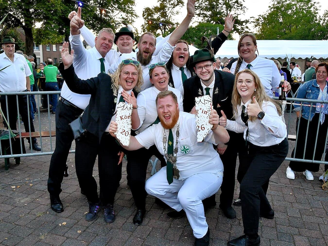 "Anwärter beim Königsschießen der St. Hubertus-Schützenbruderschaft, traditionelle Schützenveranstaltung"