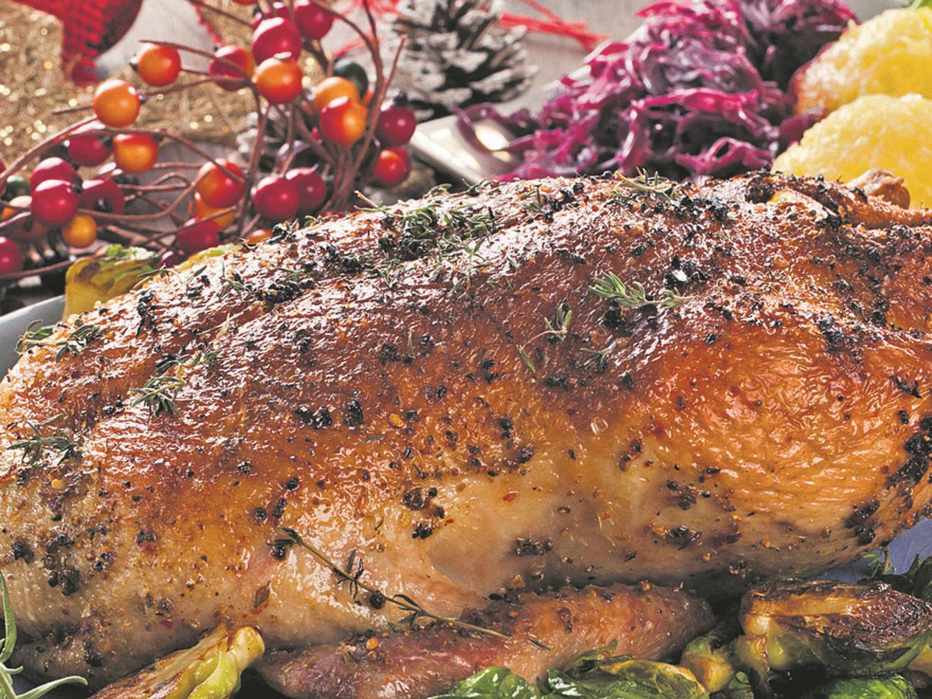 Eine Gans, Rotkraut und Klöße erhalten 15 bedürftige Kalkarer Familien in diesem Jahr zu Weihnachten gratis. Foto: karepa – Fotolia