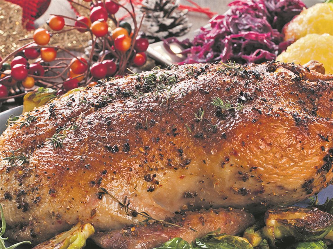 Eine Gans, Rotkraut und Klöße erhalten 15 bedürftige Kalkarer Familien in diesem Jahr zu Weihnachten gratis. Foto: karepa – Fotolia