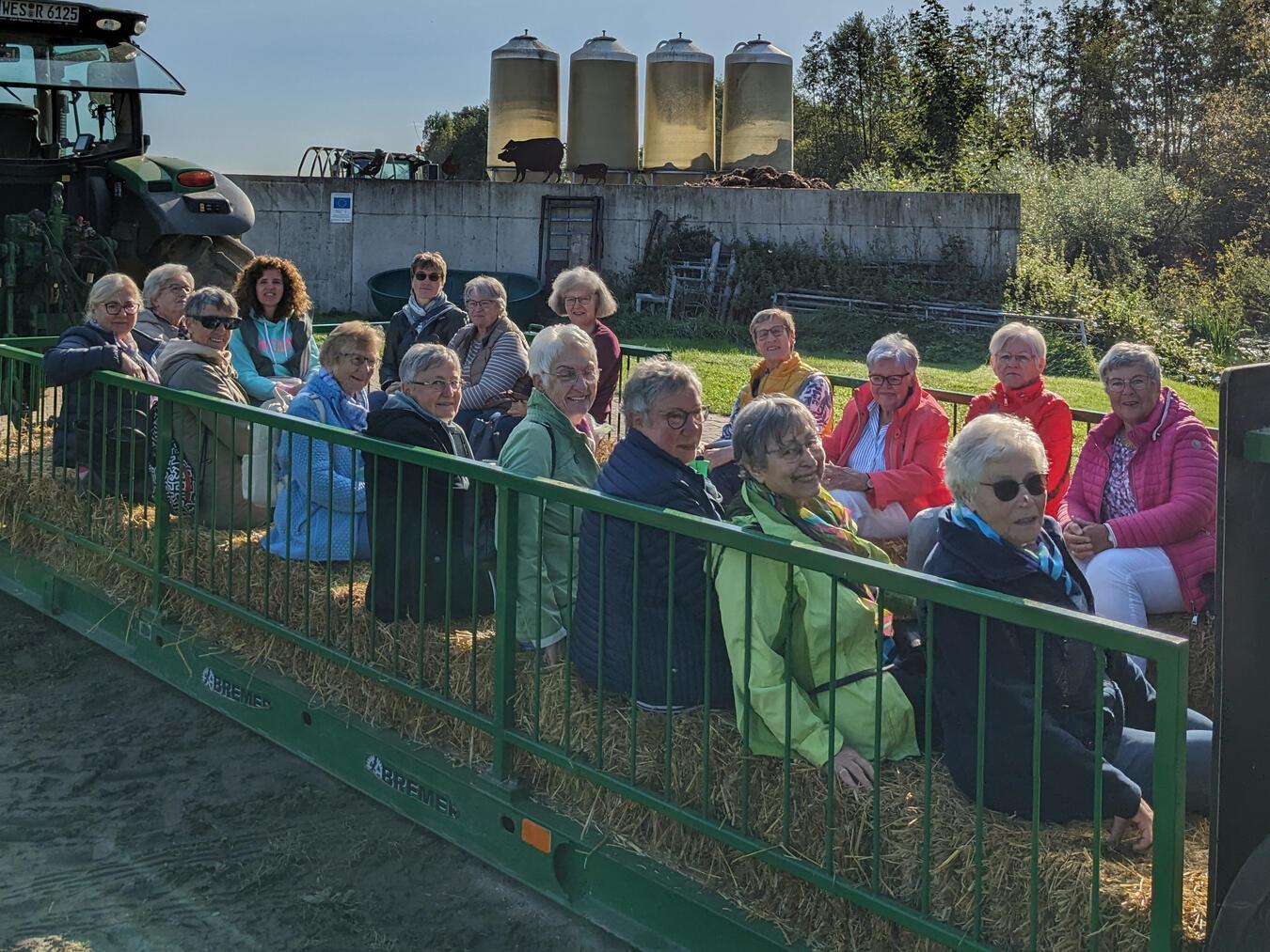 Eine ganz besondere Art einer Führung erlebten die Landfrauen aus Kalkar auf dem Biohof der Familie Bird. Foto: Landfrauen Kalkar