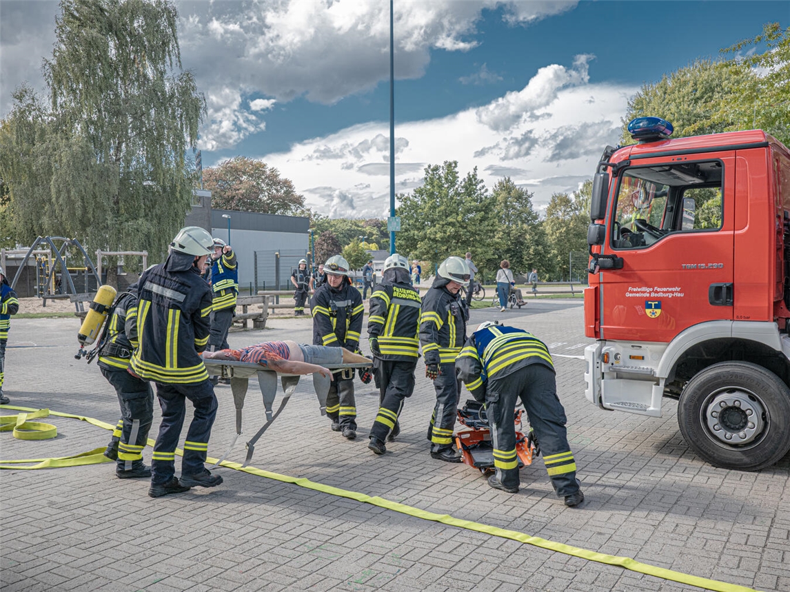 Eine groß angelegte Einsatzübung der Feuerwehr Bedburg-Hau fand jetzt in enger Kooperation mit dem Rettungsdienst des Kreises Kleve und den Verletztendarstellern der DLRG Bedburg-Hau statt. Foto: Feuerwehr
