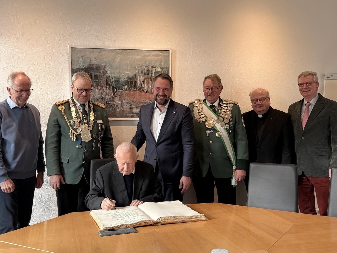 Eine große Ehre: Theodor Hoffacker durfte sich in das Goldene Buch der Stadt Xanten eintragen. Foto: Stadt Xanten