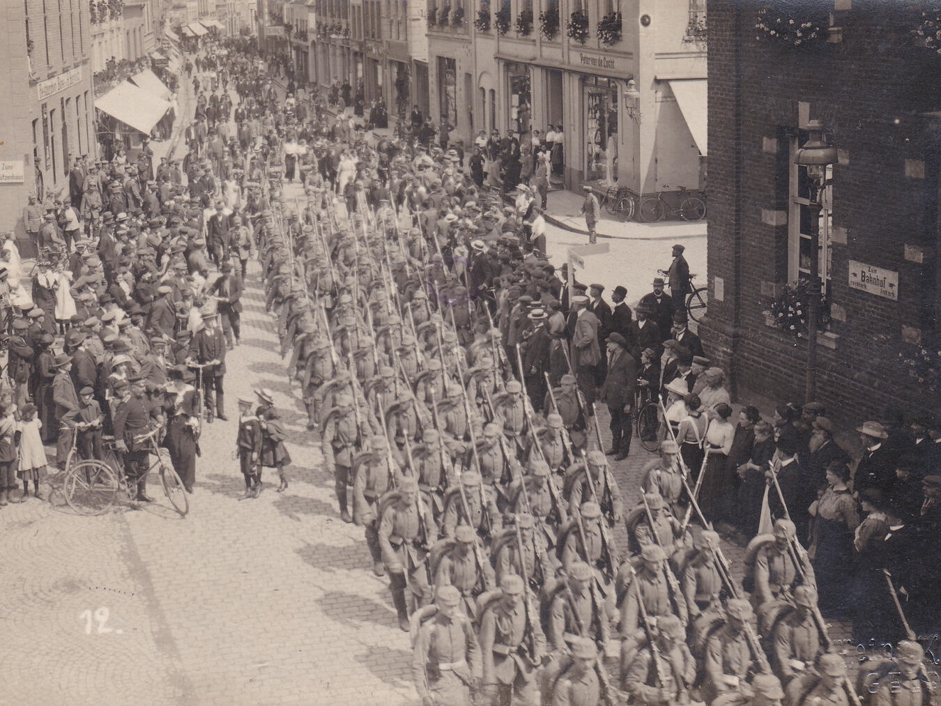 Eine große Soldatenparade führte zu Beginn des ersten Weltkriegs 10914 durch Geldern. Foto: Privat