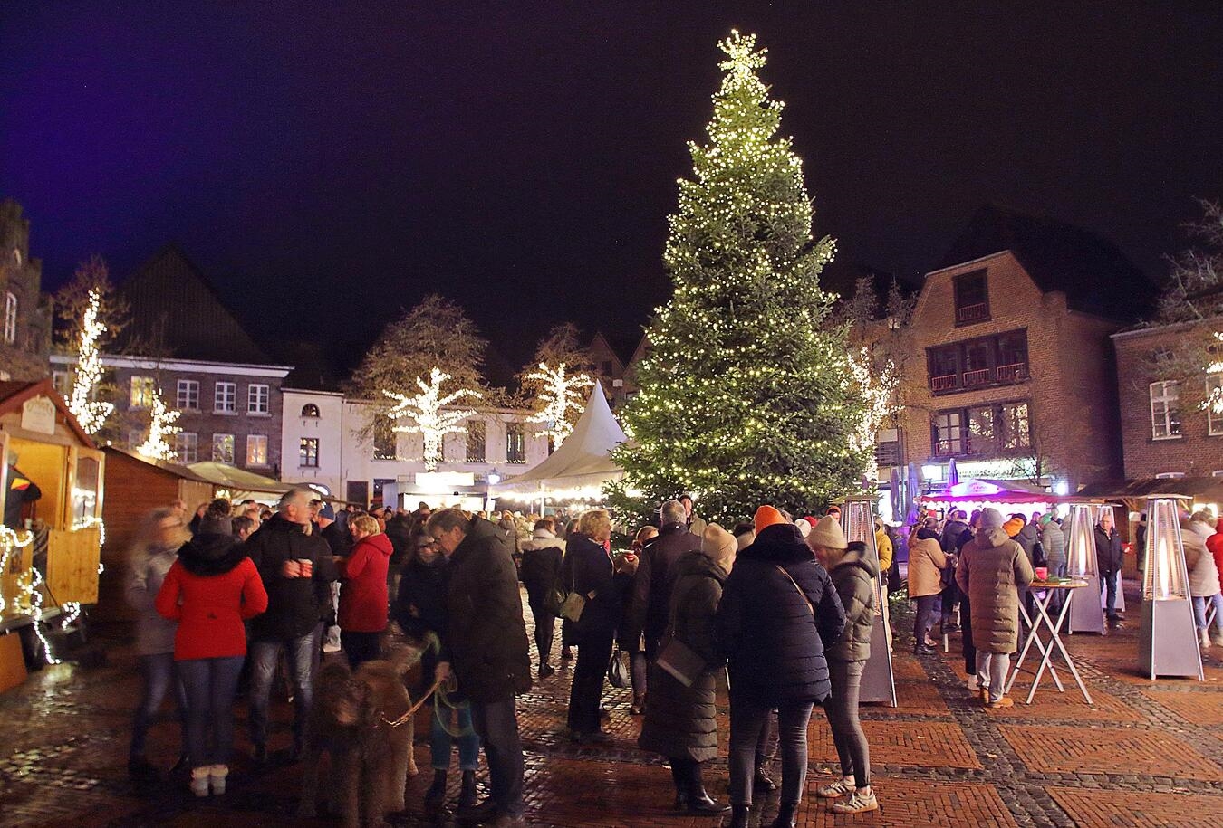 "Große Tanne im Straelener Marktplatz zur Adventszeit, weihnachtliche Dekoration, Straelen Tradition, Foto von Theo Leie"