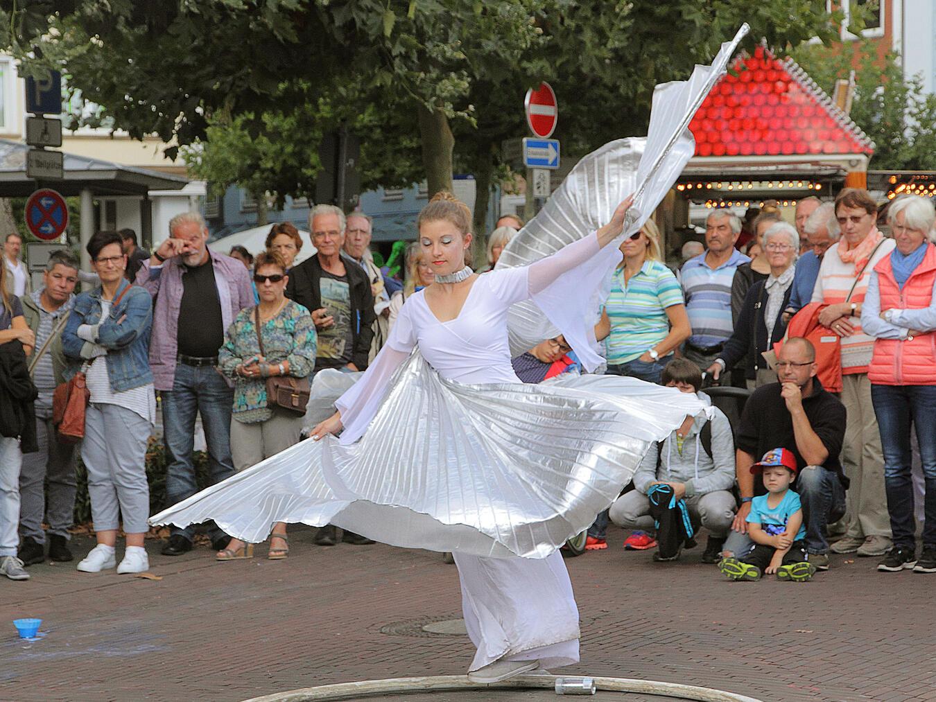Eine Gruppe um den Aachener Sporthochschul-Professor Shahin Sadatolhossini führt wieder ein Show mit Rhönrad-, Artistik- und Jonglage-Elementen auf.