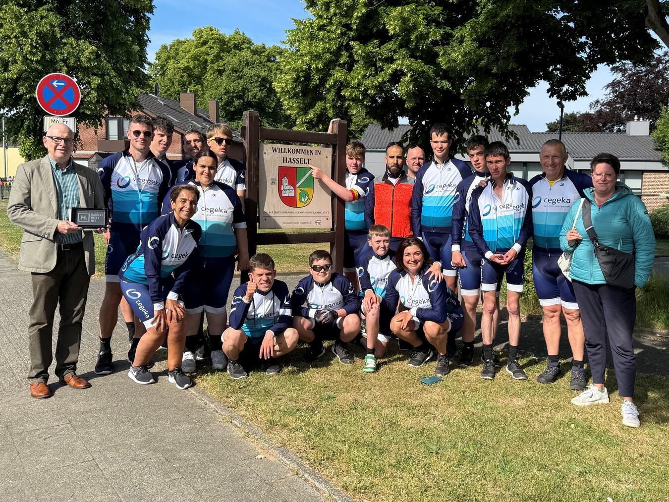 Eine Gruppe von elf Schülern einer Sekundarschule für geistig behinderte Menschen aus Hasselt/Belgien war nun zu Gast in der Ortschaft Hasselt. Foto: Gemeinde Bedburg-Hau