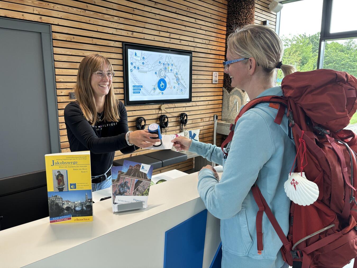 Eine gute Beratung wird in der Kevelaerer Tourist Information im Solegarten St. Jakob großgeschrieben.Foto: Wallfahrtsstadt Kevelaer 