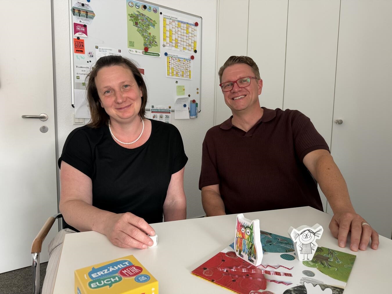 Janine Wolf und Peter Erprath von der Caritas bei Beratungsgespräch, betonen die Grenzen von KI in der Familienberatung.