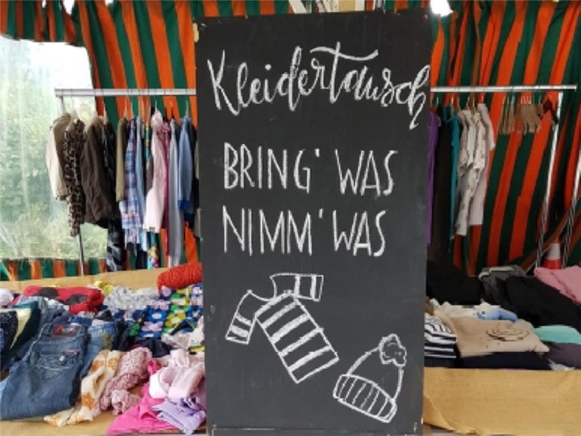 Eine Kleidertauschbörse fand auch im Haus der Begegnung statt. Foto: Michelle Zimmermann / HSRW