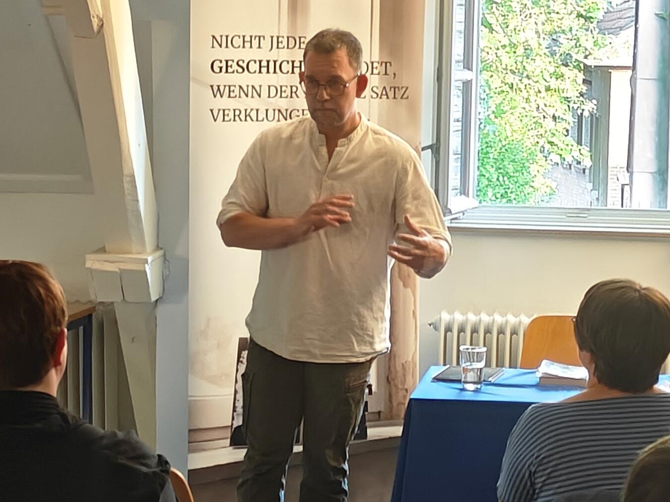 "Krimi-Lesung mit Daniel Stenmans in der Reeser Stadtbücherei, interaktive Veranstaltung, Publikum beteiligt sich aktiv"