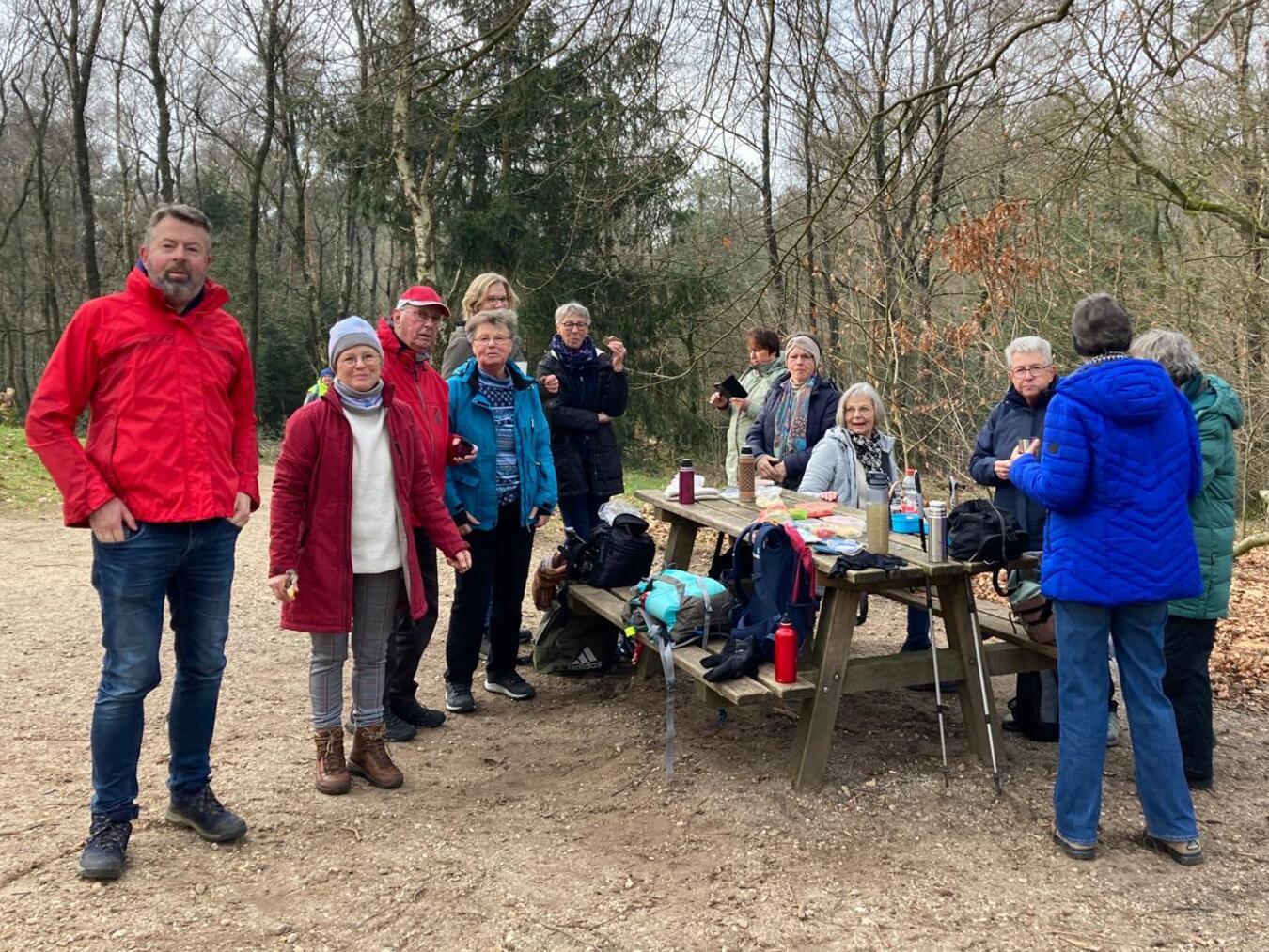 Elten: „Wandern mit Wonne“ zu den Schneeglöckchen Eine kurze Rast legten die Teilnehmer während der Wanderung mit dem Kneippverein Elten ein. Foto: privat
