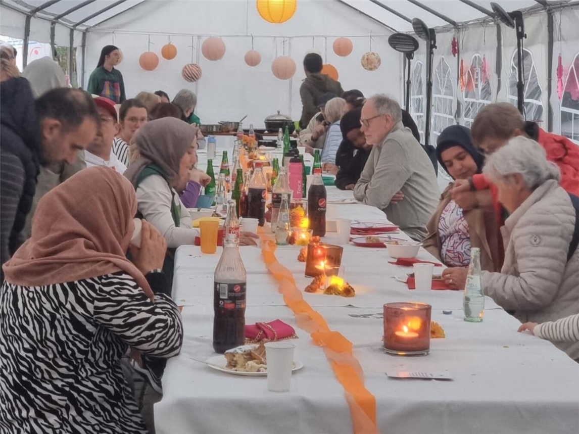Eine lange Tafel wird wieder zum Abschluss der Interkulturellen Tage auf dem Reeser Markt aufgebaut. Foto: privat