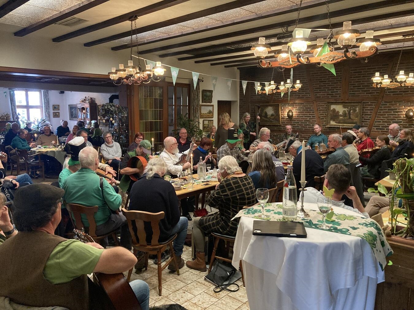 "Irish Session am Niederrhein, Musiker spielen traditionelle irische Musik, gemütliche Atmosphäre, kulturelles Event"