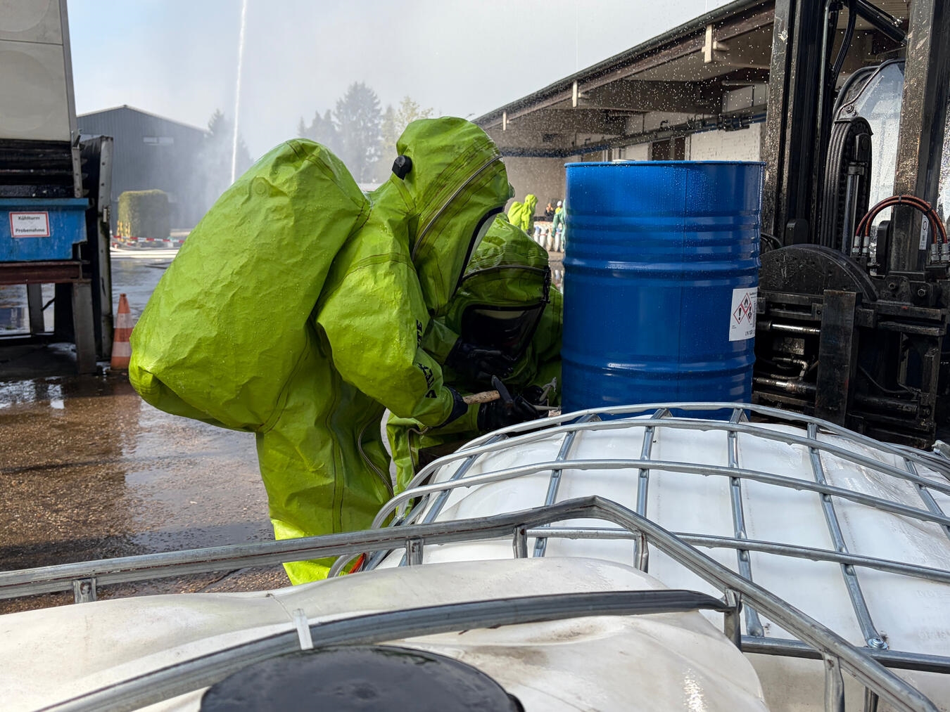 "Leckage Abdichtung an Fass, Handwerker dichtet Riss in Metallfass ab, Industriereparatur, Schadensbehebung"