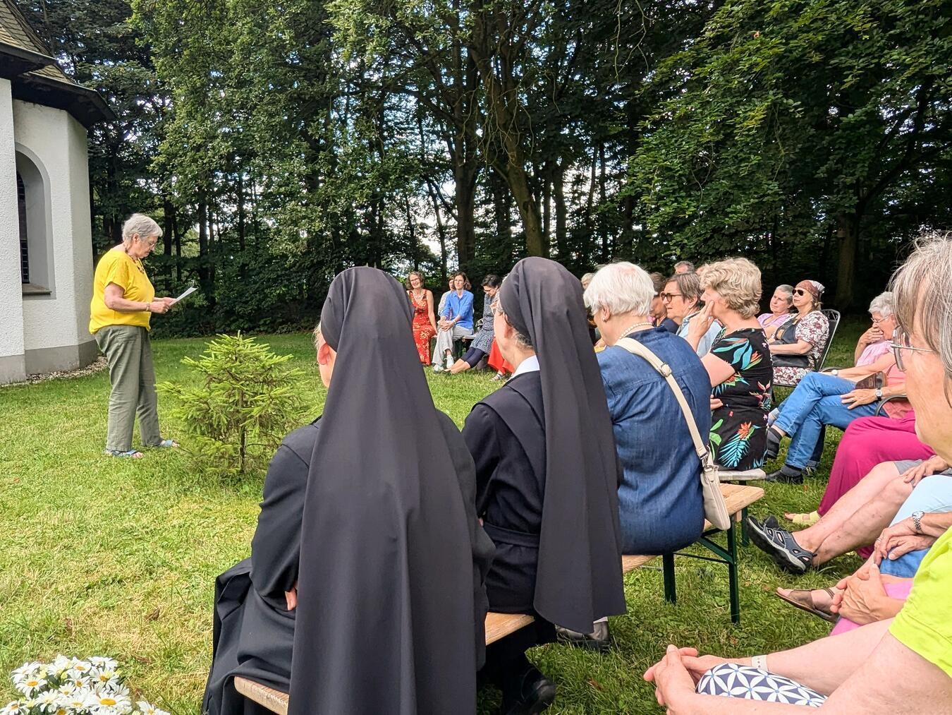 Eine bunte Vielfalt bei der VHS-Sommerakademie 2024 Eine Lesung nach der anderen: Insgesamt 30 Teilnehmer der VHS-Sommerakademie 2024, stellten ihre künstlerischen Ergebnisse vor. NN- Fotos: J.Kurschatke