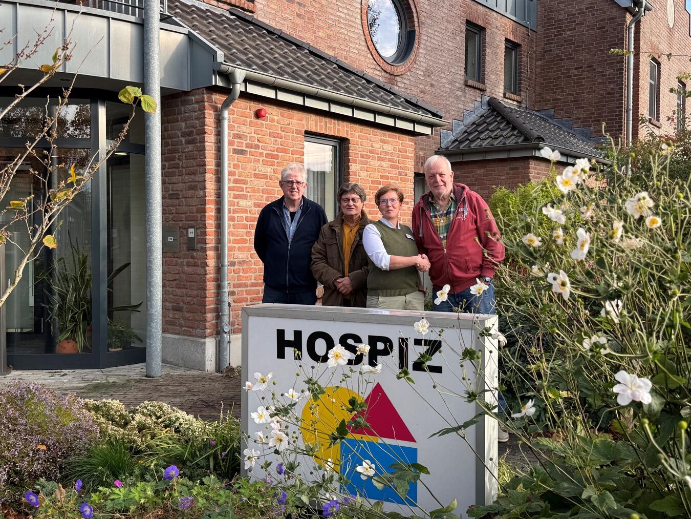 Eine letzte Spende ging an den Hospizverein in Kevelaer: (v.l.) Werner Klaahsen, Dieter Brügmann, Zita-Maria van de Meer, Kurt Boumanns. Foto: bee