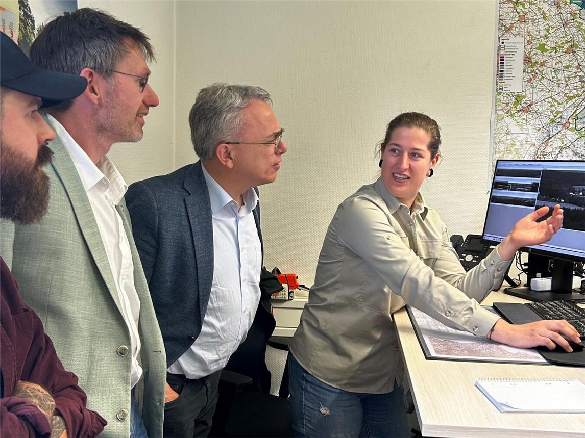 Eine Mitarbeiterin der Waldbrandzentrale demonstriert Gregor Kaiser (2.v.l.) und Volkhard Wille (3.v.l.) die Kamera-gestützte Waldbrandüberwachung Foto: Judith Erichlandwehr