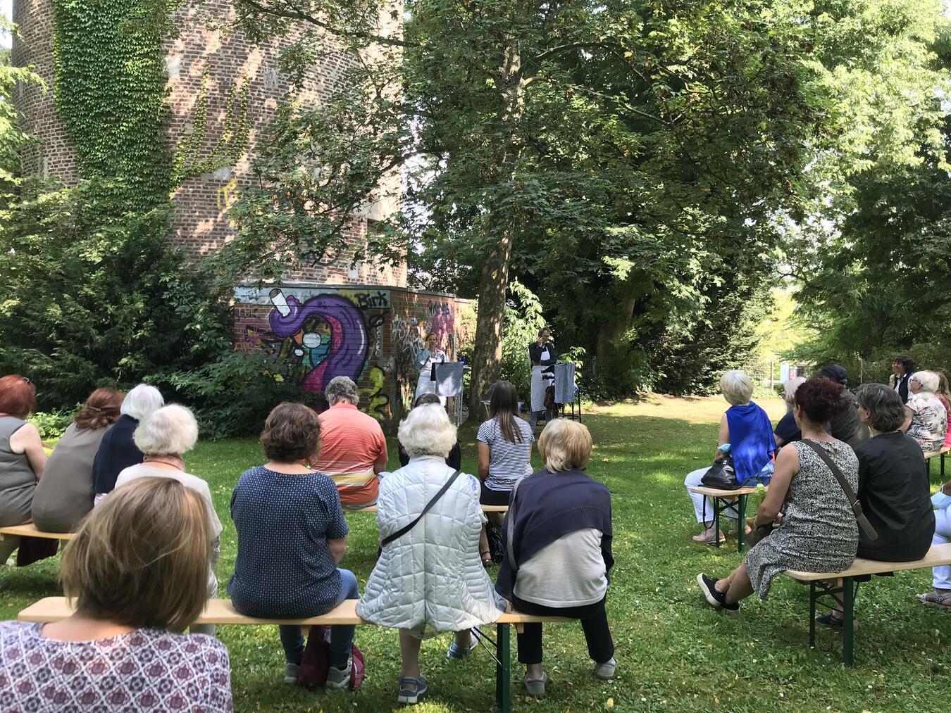 Rundgang durch die Stadt mit fünf Aufführungen Eine Momentaufnahme während des Gelderner Theaterspaziergangs 2021: Gespannt verfolgt das Publikum die knapp 20-minütige Aufführung des Theaters am Schlachthof aus Neuss an der Wiese unterhalb des Mühlenturms.Archivfoto: Stadt Geldern