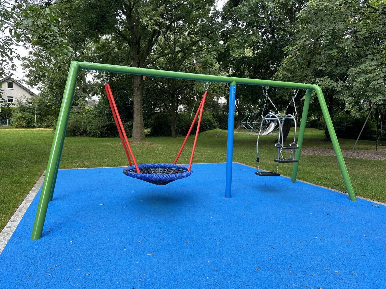 Eine Nestschaukel sowie eine Eltern-Kind-Schaukel durften ebenfalls neu auf den Spielplatz einziehen.