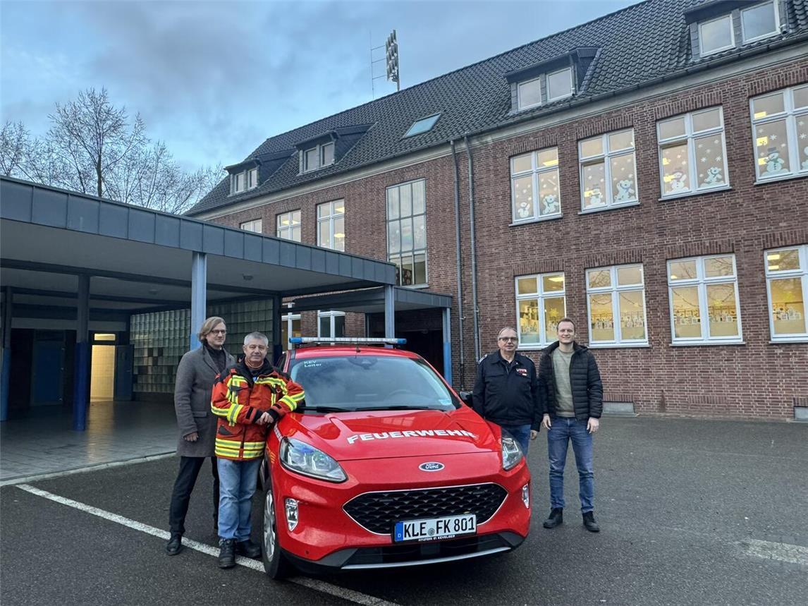 Eine neue Sirene befindet sich auf der Grundschule in Winnekendonk. Von links.: Bürgermeister Dr. Dominik Pichler; Heinz Tepest, Mitarbeiter des Kevelaerer Ordnungsamts und stellvertretender Wehrleiter der Feuerwehr Kevelaer; Georg Metzelaers, Mitarbeiter des Kevelaerer Ordnungsamts und Wehrleiter der Feuerwehr Kevelaer; Michael Simons, Fördermittelmanager bei der Wallfahrtsstadt Kevelaer. Foto: © Wallfahrtsstadt Kevelaer