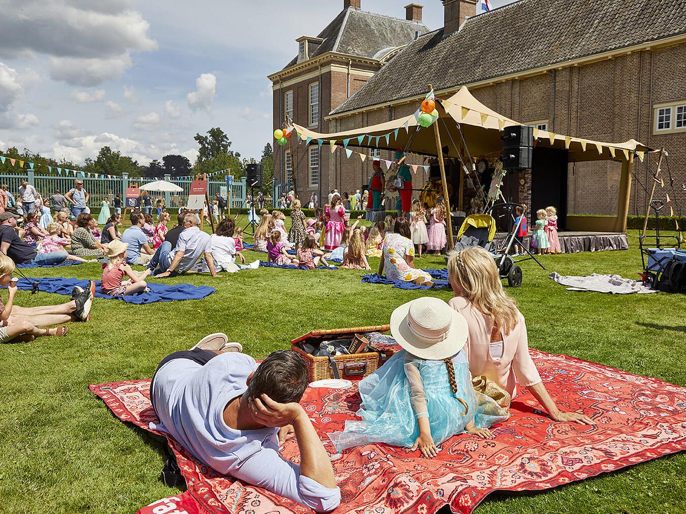 Eine Picknickdecke sollte nicht fehlen, da die Wiese vor der Bühne nicht bestuhlt ist. Fotos: Paleis Het Loo