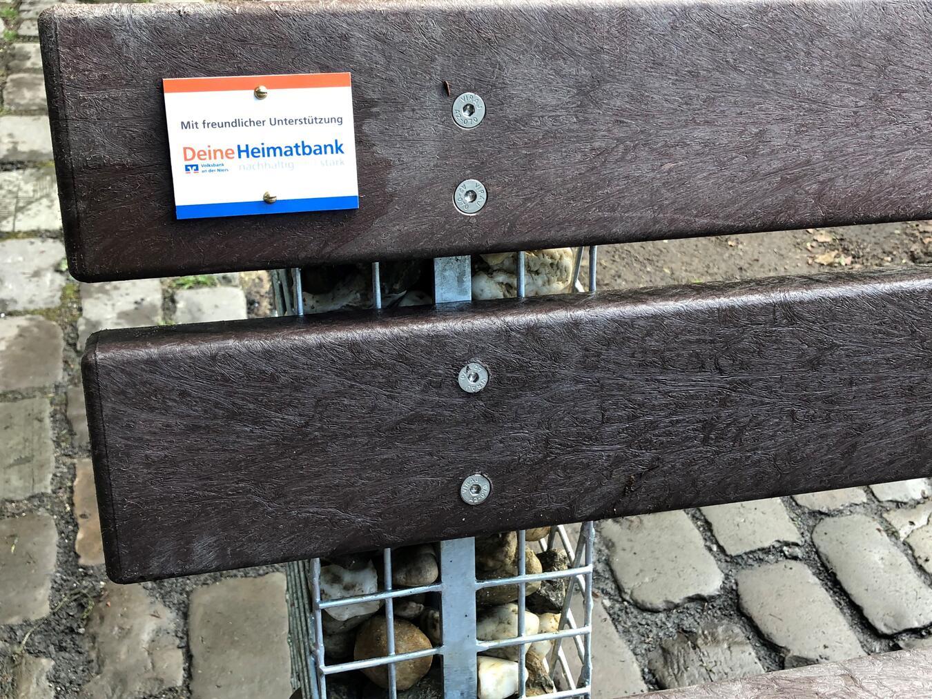 Neue Möbel für das Denkmal Eine Plakette für den regionalen Sponsor.
