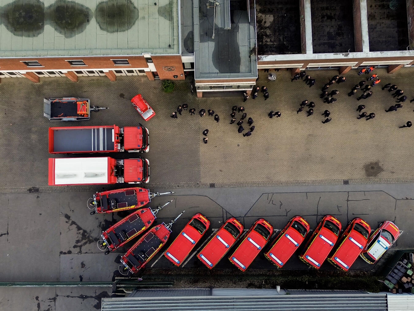 Eine Reihe neuer Fahrzeuge wurden der Feuerwehr übergeben. Foto: Stadt Kleve