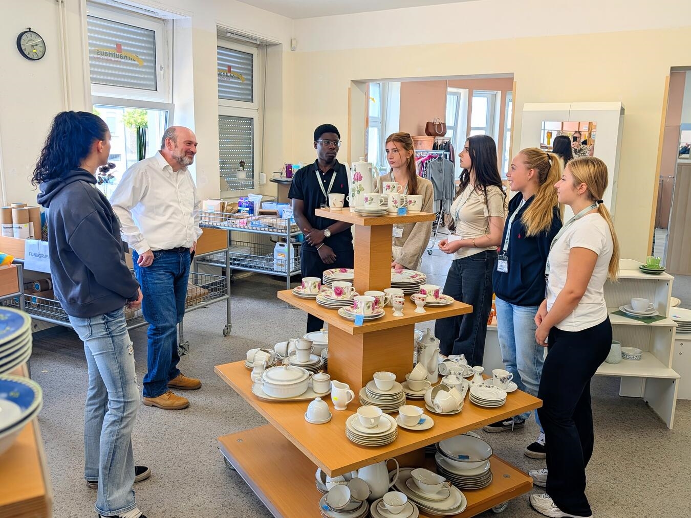 "Schülergruppe beim Day of Caring im Fairkaufhaus Geldern, Ostwall, soziale Verantwortung"