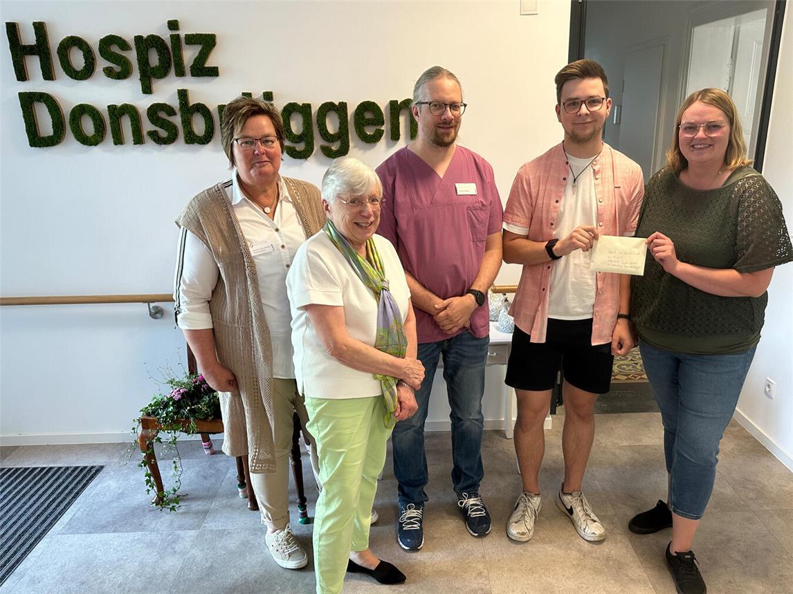 Eine Spende in Höhe von 500 Euro übergab Jonah Gertzen (2.v.r.) dem Team des Hospizes. Foto: privat