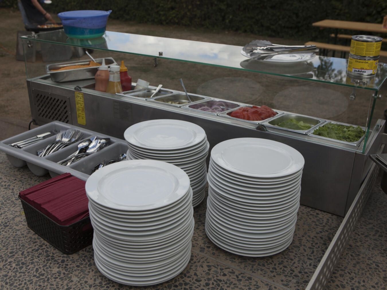 Eine Spende machte das neue Besteck und Geschirr möglich. Foto: Thomas Drißen