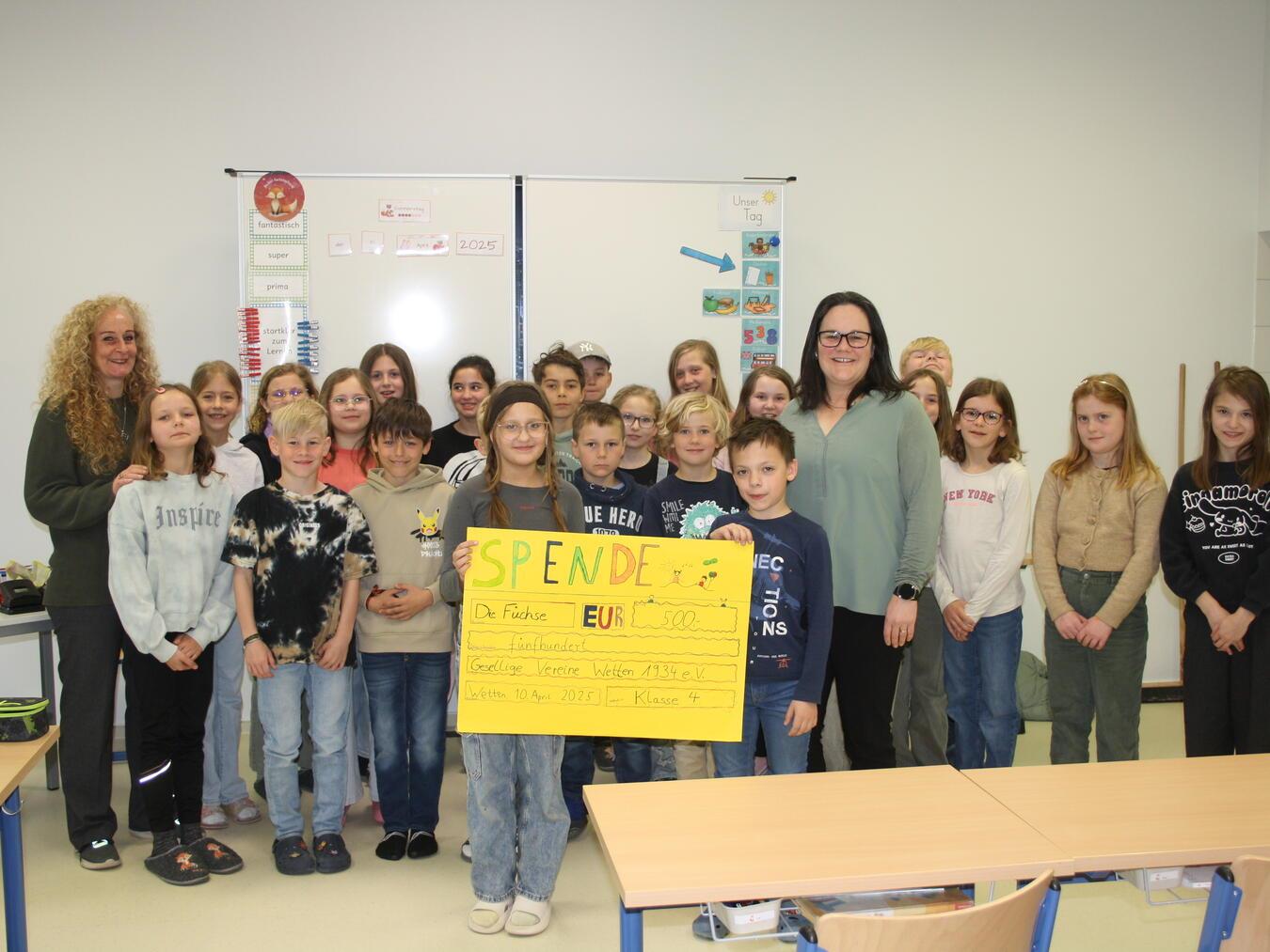 Die Grundschule Wetten holt Drachen auf die große Bühne Eine Spende über 500 Euro überreichte die Klasse 4 Orla Feeny, die diese im Namen der Geselligen Vereine Wetten entgegennahm. Fotos: privat