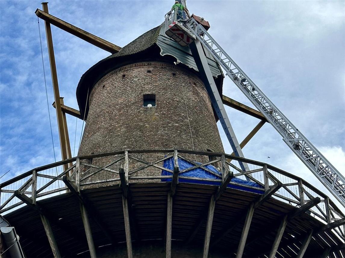 Eine Spezial-Firma brachte die Ruten am vergangenen Montag am Heckwerk der Kalkarer Mühle an. NN-Foto: SP