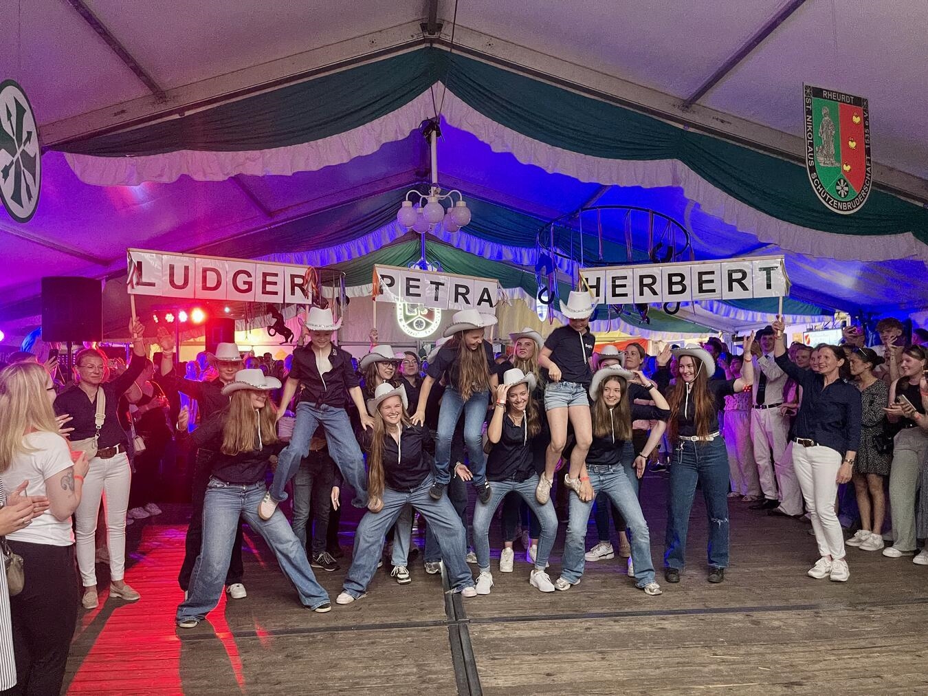 "Tolle Showeinlage zu Ehren des Festkettentrios, dynamische Performance, festliche Atmosphäre"