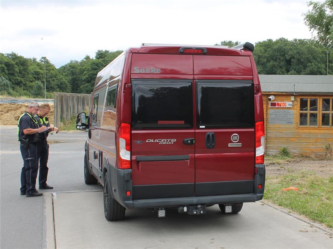 "Polizei Verwiegeaktion in Geldern, Am Nierspark, Parkplatz hinter Berufskolleg, 13. Juli"