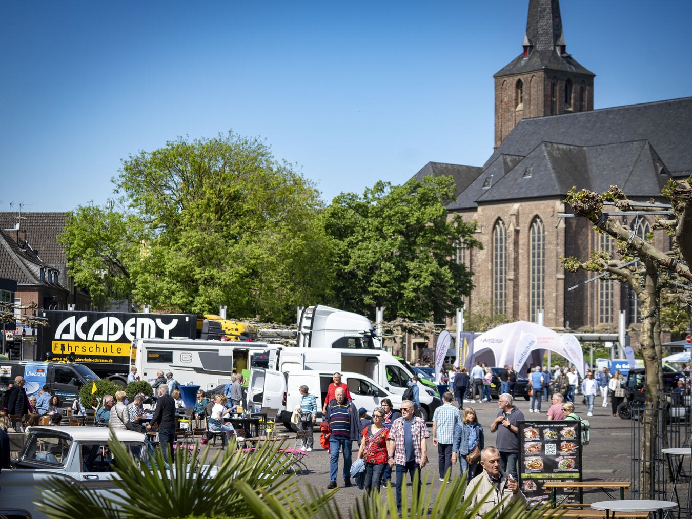 "Vielzahl von Ausstellern auf Mobilitätsmesse in Geldern, innovative Angebote"