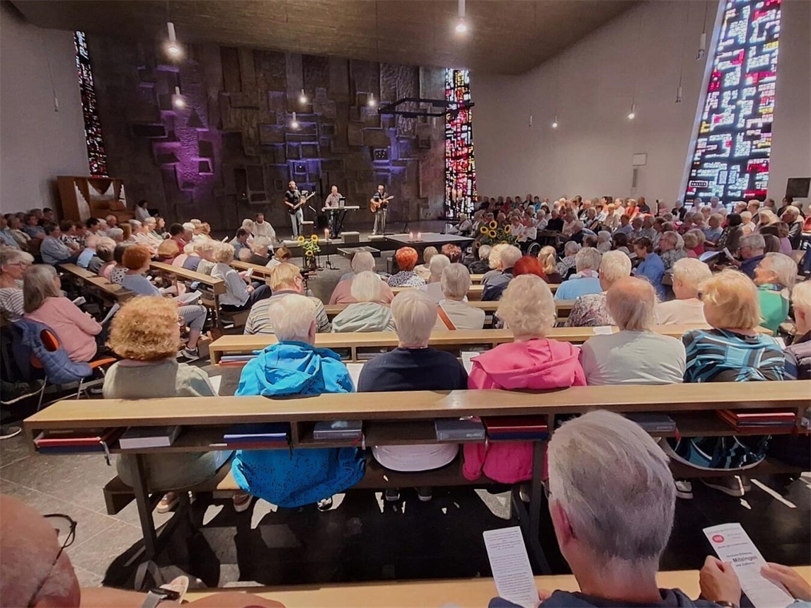 "Volle Clemenskapelle beim ersten Schlagergottesdienst der kfd St. Marien Kevelaer, Menschenmenge betend und singend."