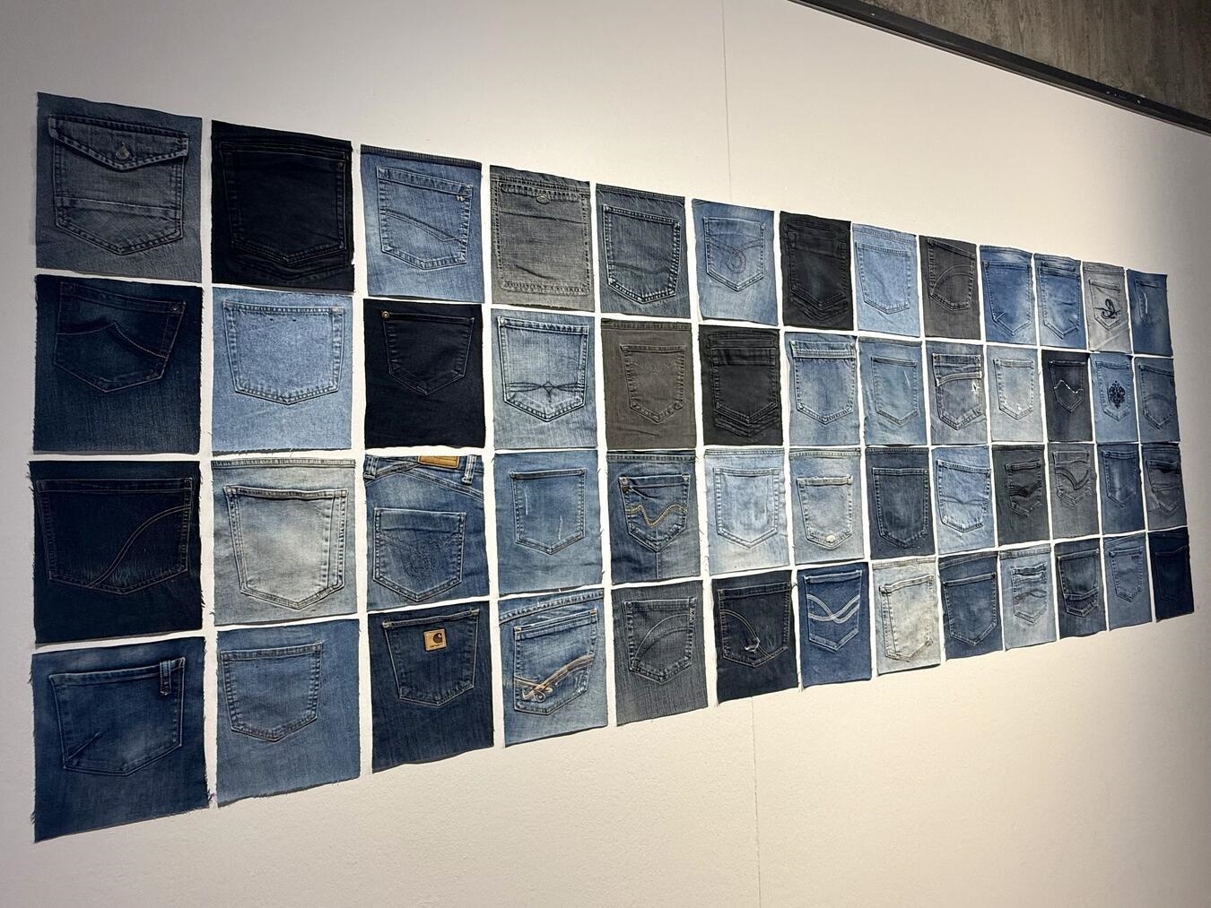 Eine Wand voller Gesäßtaschen von alten Jeanshosen. NN-Foto: SP