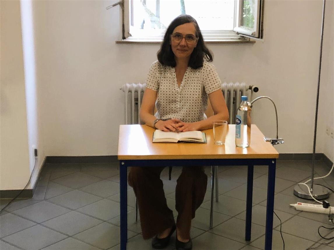 Eine Welt aus Glas von vor knapp 125 Jahren präsentierte die Autorin Dorothee Krings während ihrer Lesung in der Reeser Stadtbücherei. Foto: Stadt Rees