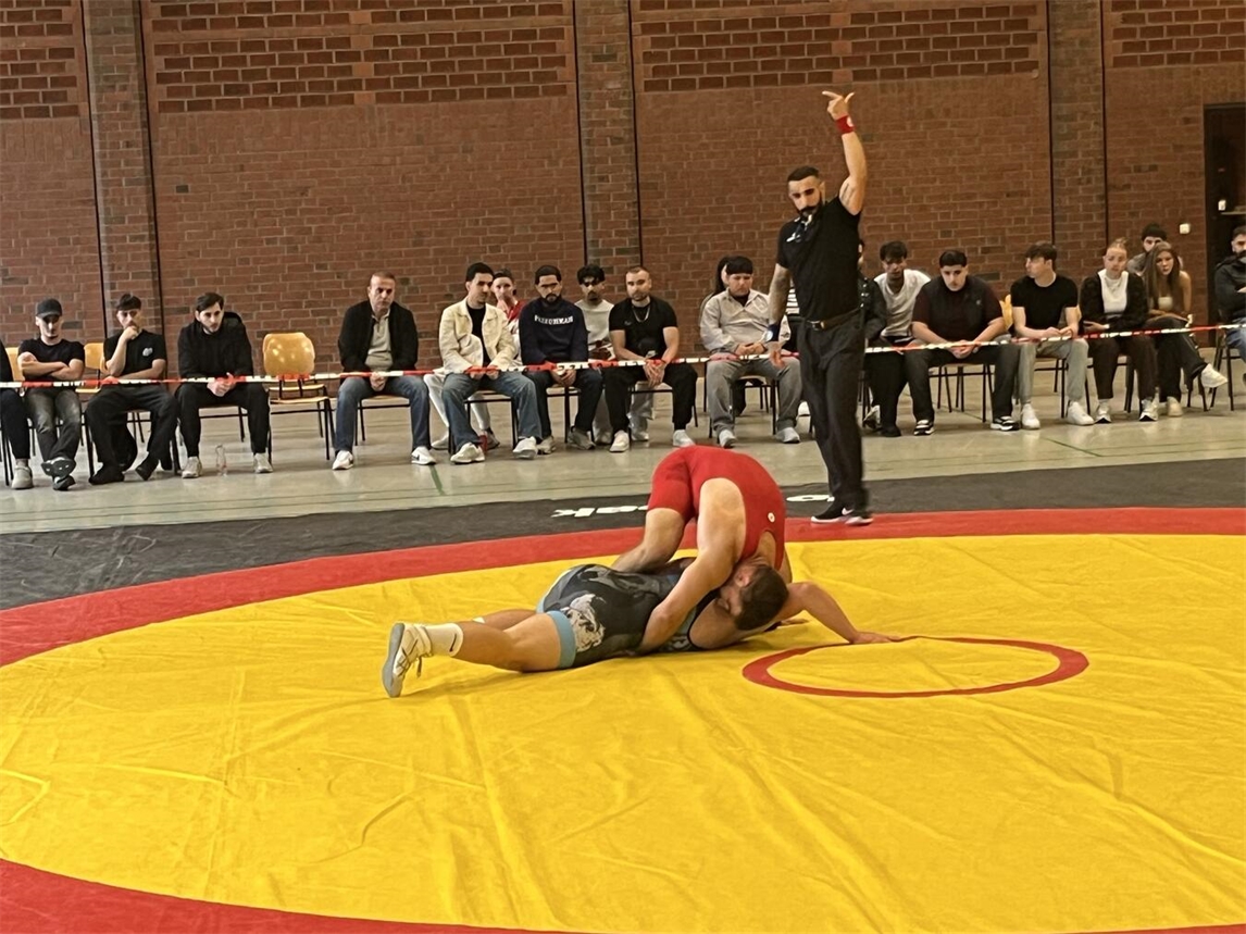 "Jure Cubelic im roten Trikot bei Wettkampf, DJK Rhenania Kleve, Leichtathletik-Event"