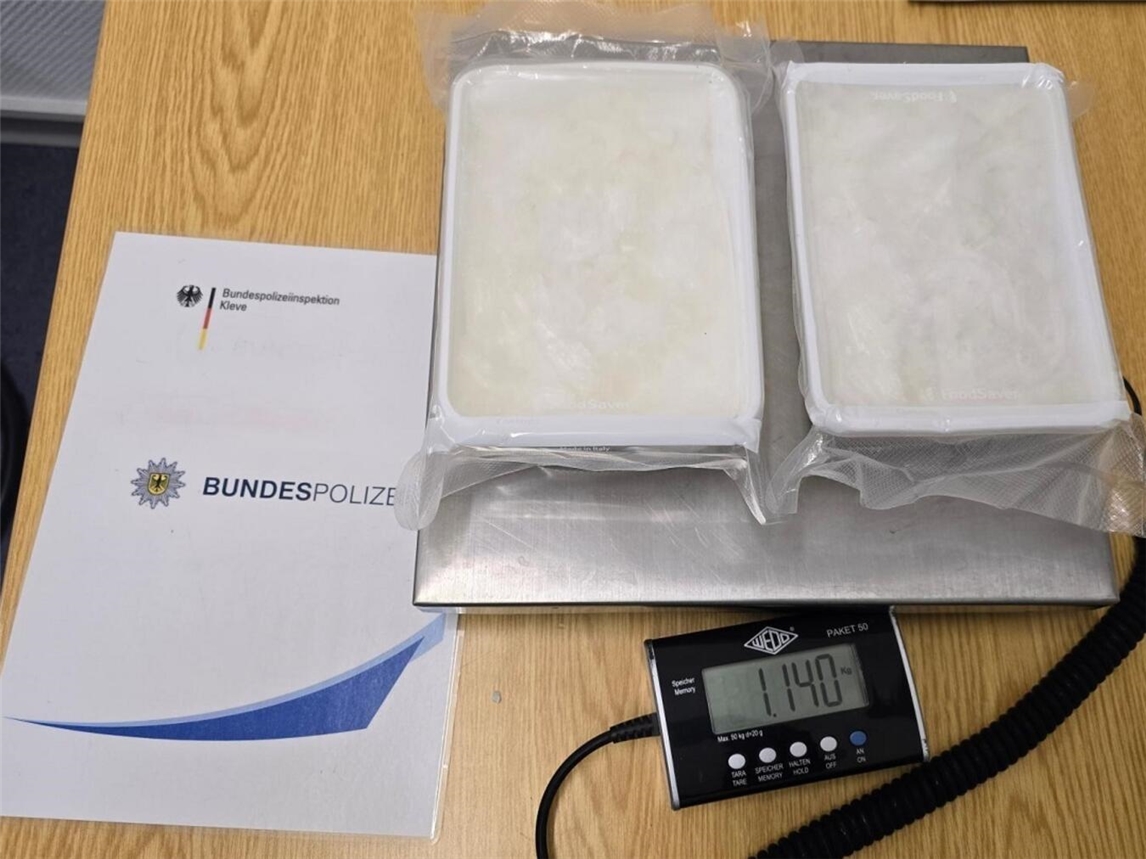 Eine Wiegung der Betäubungsmittel in der Dienststelle ergab ein Gesamtgewicht von 1140 Gramm. Foto: Bundespolizei